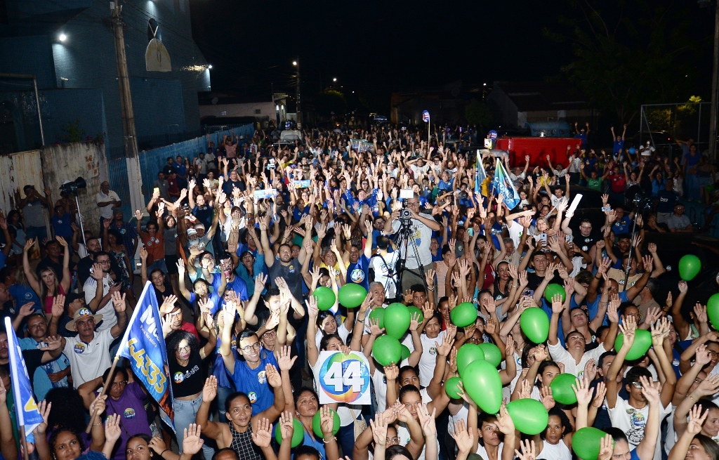 CAMINHADA DE OTONIEL, TÚLIO E ZITO CONTAGIA A VILA DOS FUNCIONÁRIOS, EM BARREIRAS