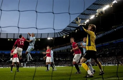 David de Gea fails to stop a header from Vincent Kompany