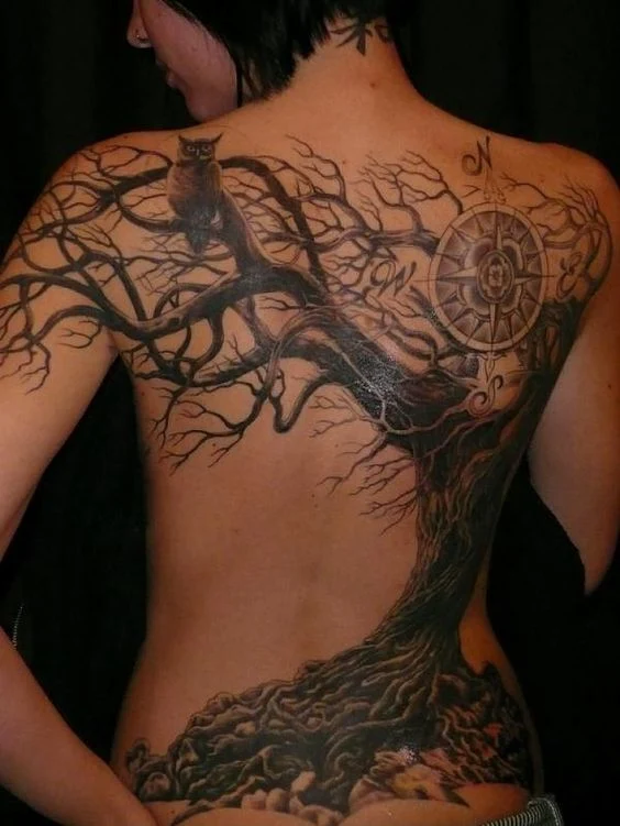 espectacular tatuaje en 3d, el tatuaje cubre la espada del modelo