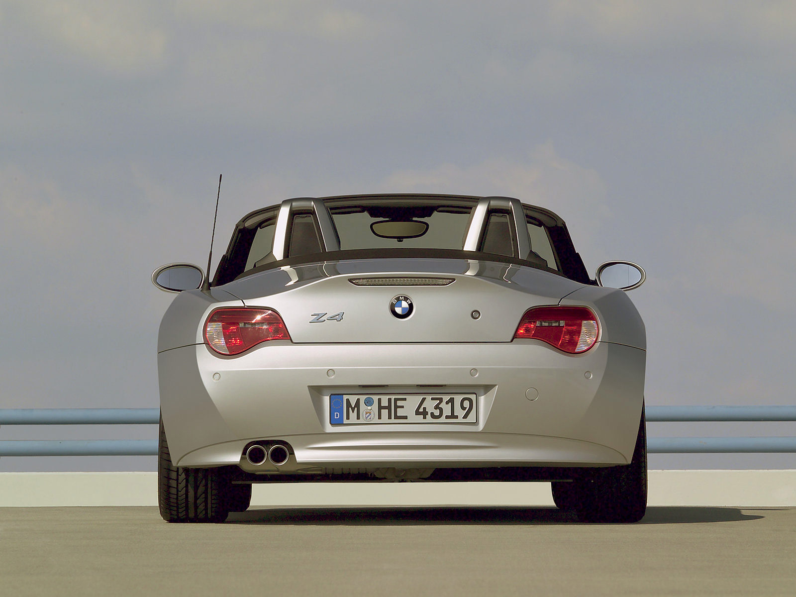 Gambar Mobil BMW Z4  Roadster 2006 