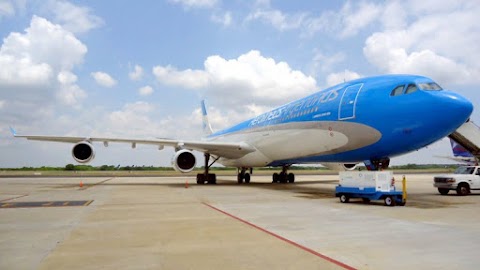 SUSTO EN AEROLINEAS: UN PASAJERO CORTÓ UN CABLE Y CAUSÓ UN ATERRIZAJE DE EMERGENCIA.