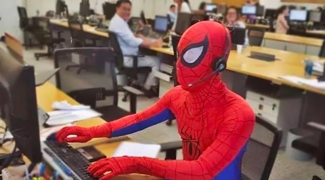 ¡Denle los $10 mil! Era su último día de trabajo y fue a la oficina vestido de Spiderman