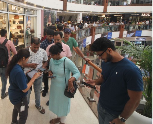 दिल्ली में आईफोन 15 को लेकर हुई हाथापाई, मोबाइल की दुकान के कर्मचारियों और ग्राहकों में चले लात-घूंसे