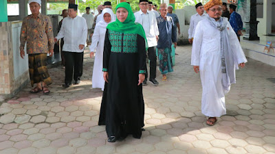  Shalat Tarawih di Masjid Jami' Panembahan Somala Sumenep, Gubernur Khofifah Kagumi Perpaduan Arsitektur Bercorak Arab, Jawa, China dan Eropa