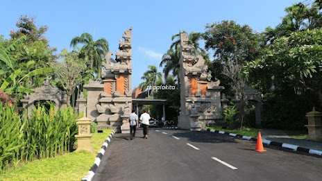 Gapura bernuansa Bali di gerbang masuk