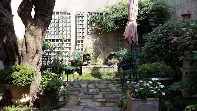 La maison sur la place, chambre d'hôtes, café, brocante à Marennes d'Oléron France