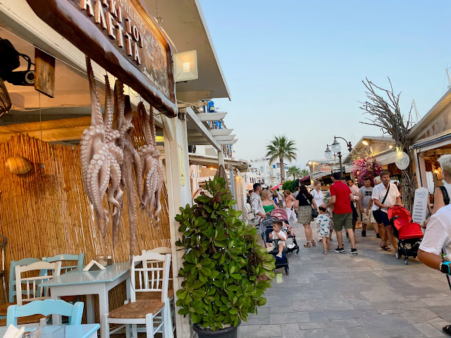 Naxos Chora sahil kıyısı ve restoranlar