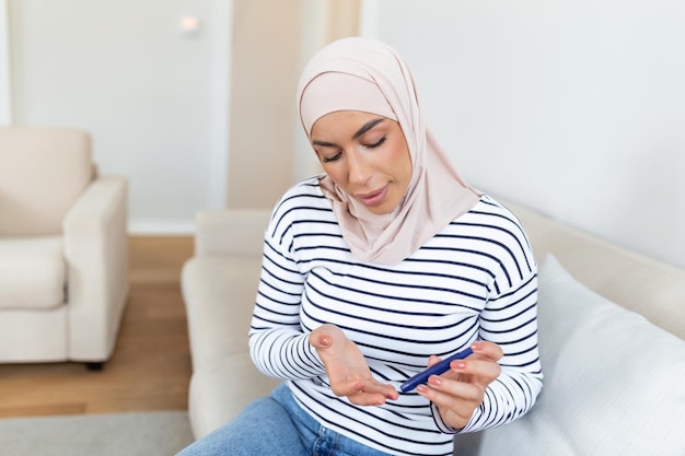 Mujer joven midiéndose la glucosa