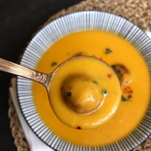 Butternut-Kürbissuppe mit Curry, Orange, Kokos & Bratwurstbällchen