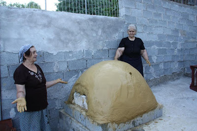  Φτιάχνουμε μόνοι μας παραδοσιακό ξυλόφουρνο, με χώμα, νερό και άχυρο