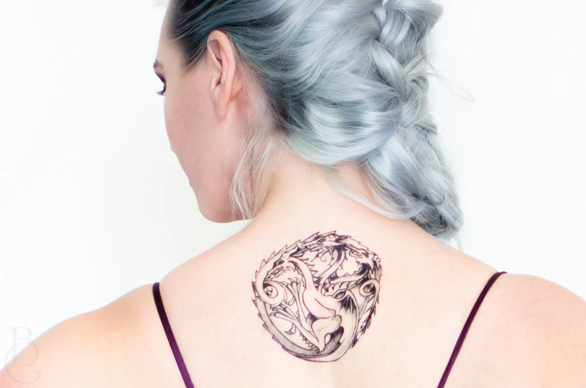 Chica con tatuaje de la casa Targaryen en la espalda