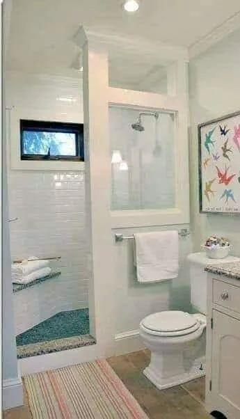kamar mandi berukuran kecil