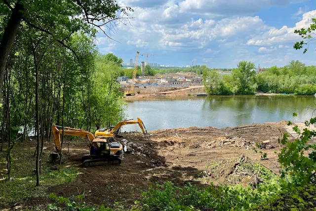 набережная в районе Новозаводской улицы, Москва-река, строительная площадка автомобильного моста, Мневники