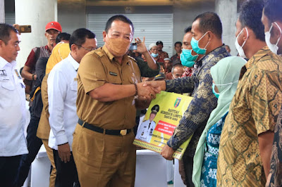 Kunjungan Kerja Ke Tubaba, Gubernur Lampung Arinal Djunaidi Salurkan Bantuan Kepada Masyarakat