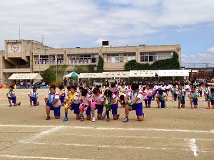 南小ブログ 10 4 運動会 中学年ダンス 応援合戦 綱引き 低学年リレー
