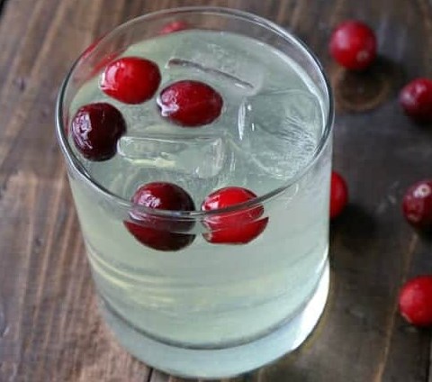 CRANBERRY LIMONCELLO SPRITZER COCKTAIL RECIPE (ITALIAN COCKTAIL) #drinks #christmas