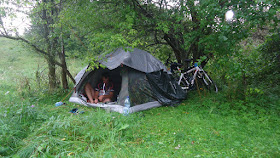 палатка под дождем