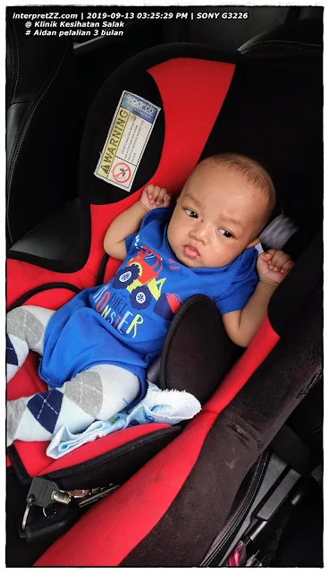 gambar bayi lelaki 3 bulan duduk dalam car seat bayi