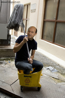 Traian Basescu - in galeata