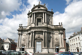 Ο Καθεδρικός της Ναμύρ, ο μοναδικός καθεδρικός ναός στο Βέλγιο χτισμένος σε ακαδημαϊκό ύστερο μπαρόκ.  Ωραιότατη η πρόσοψη του ναού με τις κορινθιακές κολώνες.