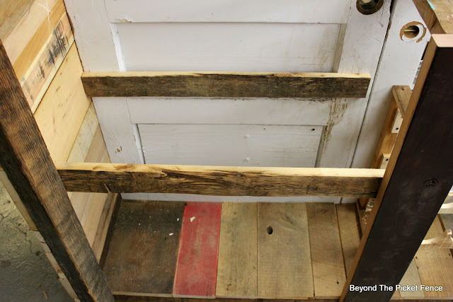 building plans, rustic bar, barnwood, http://bec4-beyondthepicketfence.blogspot.com/2016/03/rustic-old-door-bar-diy.html