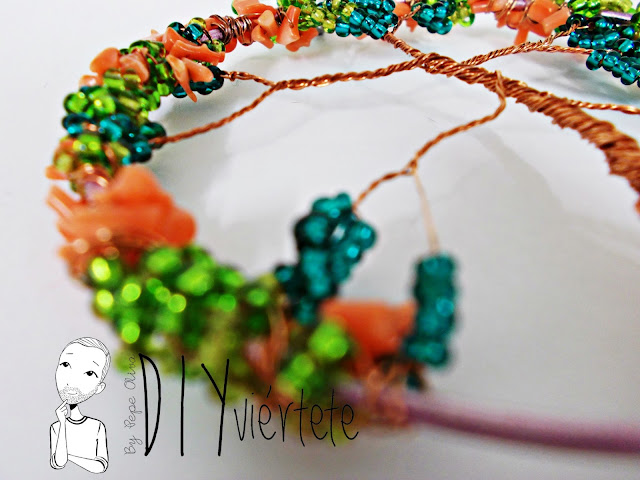 DIY-colgante-arbol de la vida- coral-pedreria-canutillos-alambre-bisuteria-10