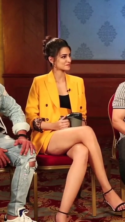 Kriti Sanon sexy legs thighs bollywood actress