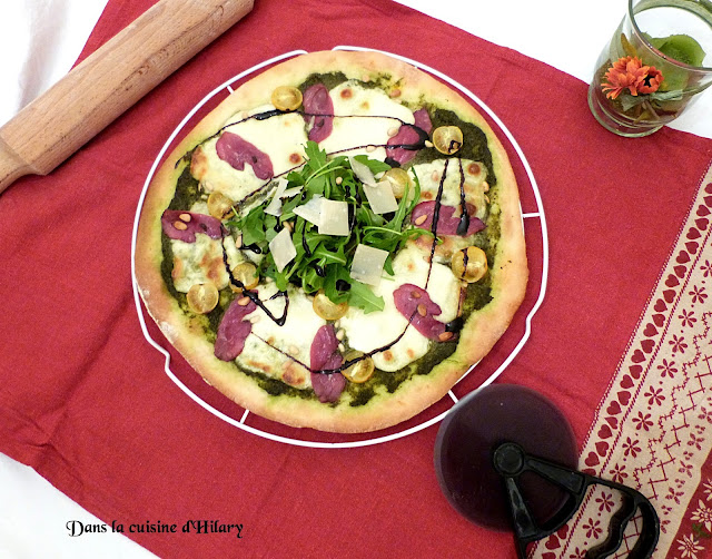 Pizza au pesto et magret de canard fumé