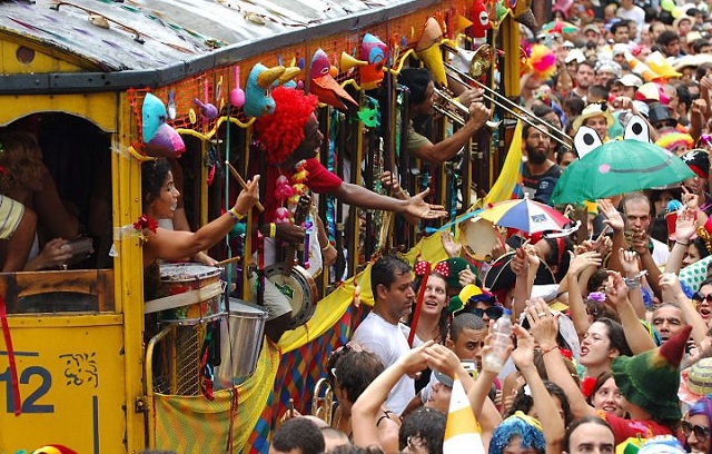 O catastrofismo da mídia e da oposição parece não ter encontrado abrigo entre turistas e foliões. No Rio de Janeiro, por exemplo, o Carnaval recebeu uma multidão bem maior que no ano anterior, segundo a Associação Brasileira da Indústria de Hotéis do Rio (ABIH-RJ). Na semana anterior aos festejos de Momo, a média de ocupação na rede hoteleira da cidade já estava acima de 82%, um incremento de 35% no comparativo a igual período de 2015. Os albergues tiveram quase 96% de reservas.

De acordo com o presidente da Abih-RJ, Alfredo Lopes, cerca de 70% dos hóspedes vêm de outras cidades do Brasil, prova de que ainda há espaço no orçamento das famílias para investir em cultura e lazer – diferente do que querem fazer crer as manchetes dos jornais. 

A expectativa da Secretaria Municipal de Turismo (Riotur) era de que 1,026 milhão de turistas visitassem a cidade na semana do Carnaval, injetando cerca de R$ 3 bilhões na economia. 
