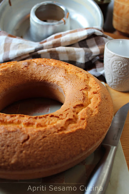 La ricetta perfetta per una soffice ciambella allo yogurt, aromatizzata con scorza di limone. Senza burro e se volete senza glutine.