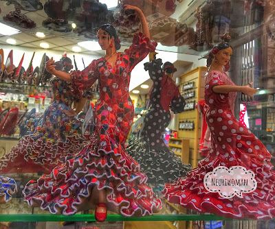 Flamencas en una tienda de souvenirs