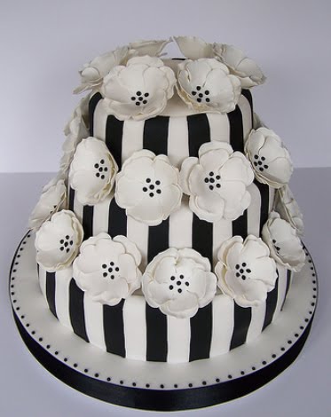 A variation on the cakes above with white roses in place of anemones