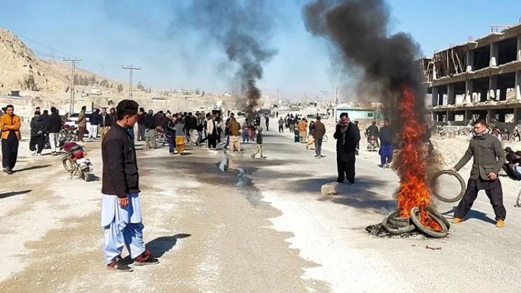 Machh massacre: Bereaved members of Hazara community stage sit-ins in Quetta