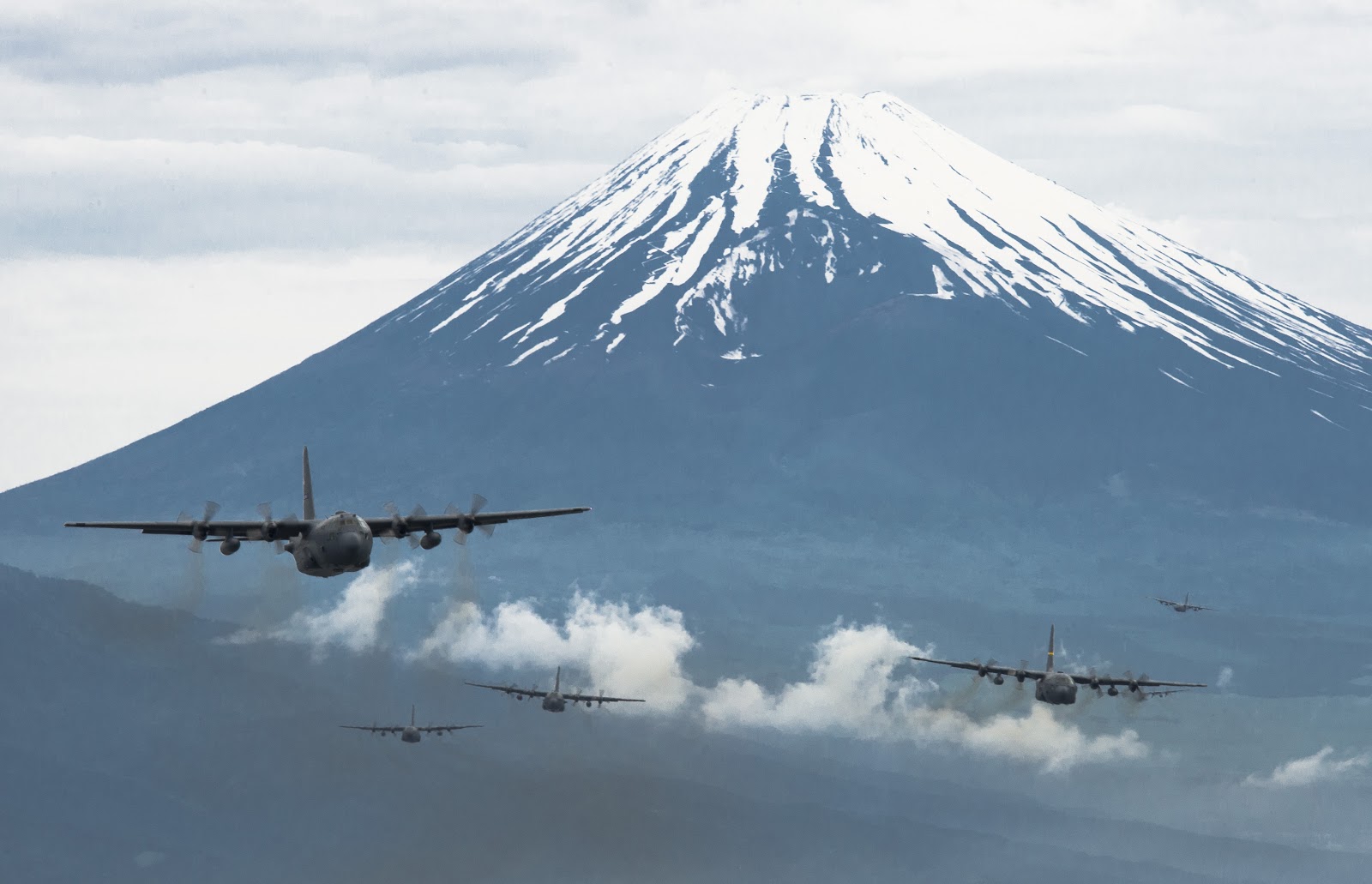 ... /3EPdUauF_FI/s1600/5-C-130-terbang-melintasi-gunung-Fuji.jpg