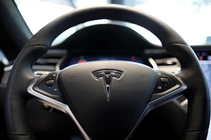 Ação da Tesla sobe perto de entrega dos primeiros veículos Model 3