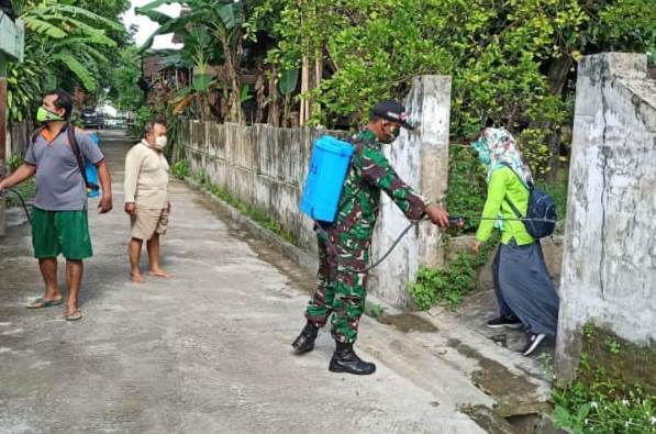 Pelda Tri Joko beri himbauan kepada warga, disela penyemprotan disinfektan