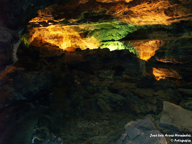 Interior de la Cueva de los Verdes.