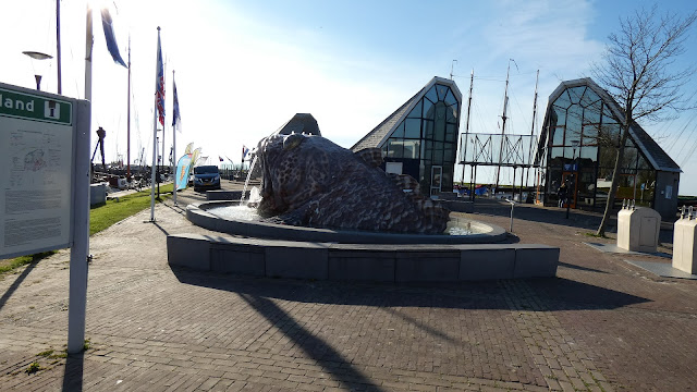 Elfstädtetour 11 Fountains 11 Brunnen in Friesland: Stavoren – Der Fischbrunnen von Mark Dion