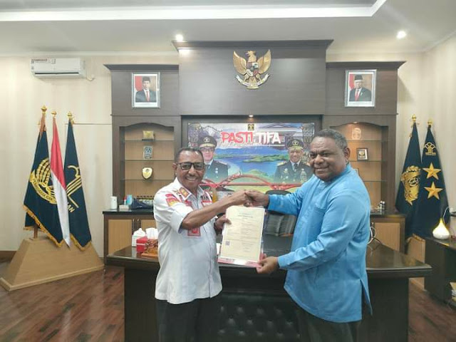 Kemenkumham Papua Serahkan Sertifikat Pencipta Lagu Mars Tanah Tabi kepada Yohanis Wicklif Fouw