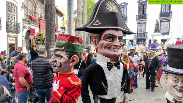 Medio centenar de mascarones y gigantes danzan por Santa Cruz de La Palma con motivo de las Fiestas de Mayo