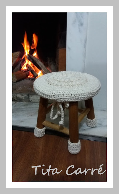 Banquinho de madeira com crochet