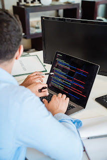 Programador de JavaScript revisando el código