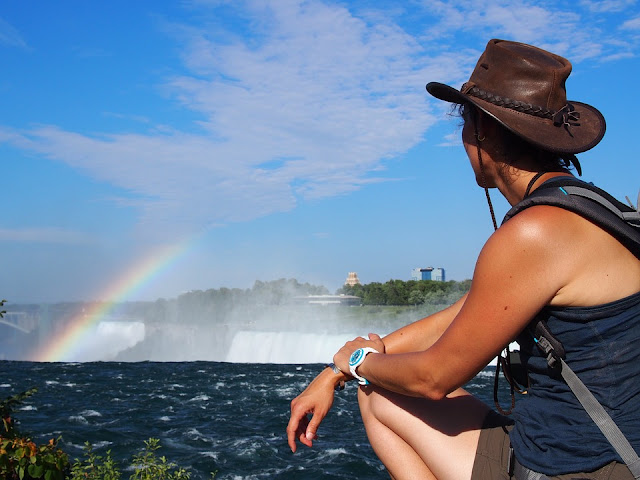 Hai bên bờ thác Niagara 