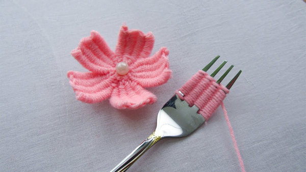 Easy Ways to Make Pearl Centered Yarn Flowers Using Forks! / The Beading Gem