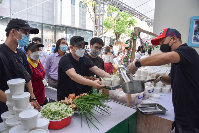 Mọi người đang chờ tới lượt lấy nước dùng cho những bát phở ngon.