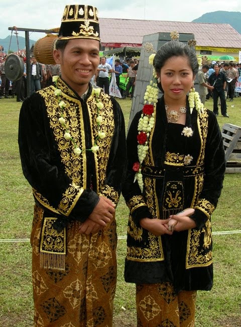 Model Kebaya Pengantin Jawa Tengah Modern Terbaru