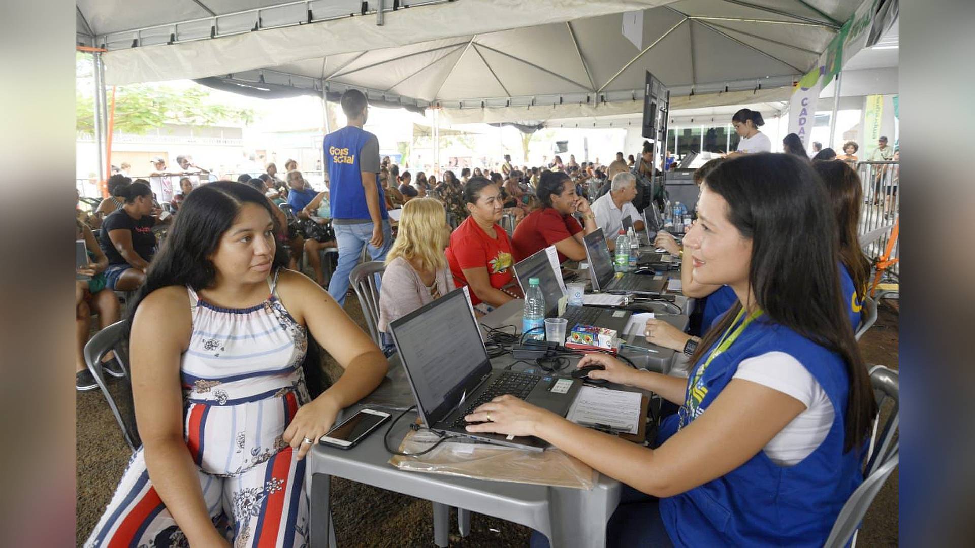 Além de cartões do Mães de Goiás e Dignidade, ações do Goiás Social levam serviços gratuitos à população do interior goiano