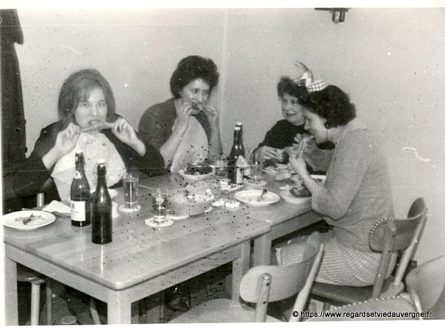 Photo noir et blanc ancienne : l'apéro