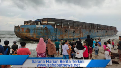 Gelombang Tinggi, Kapal Auriga Pengangkut Batu Bara Terdampar di Pesisir Pantai Lowita Suppa 