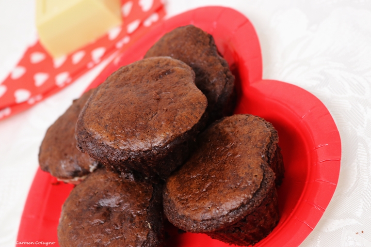 Muffin-al-cacao-con-cuore-al-cioccolato-bianco